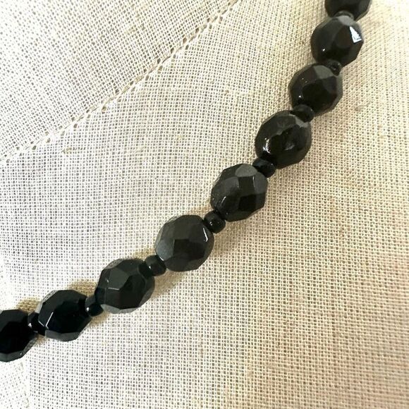 Black glass beaded necklace - Picture 2 of 6
